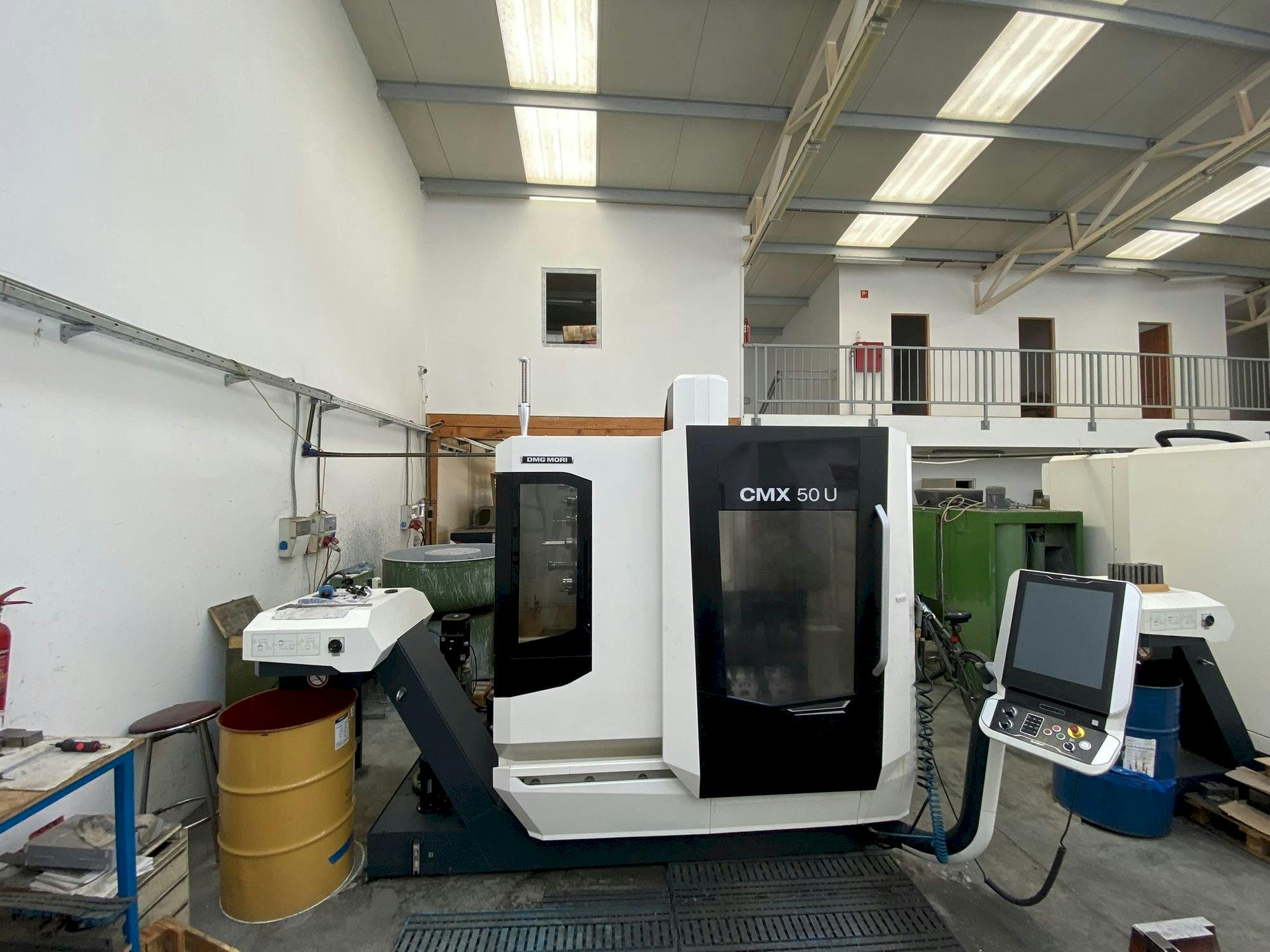 Vista Frontal  da DMG MORI CMX 50 U  máquina