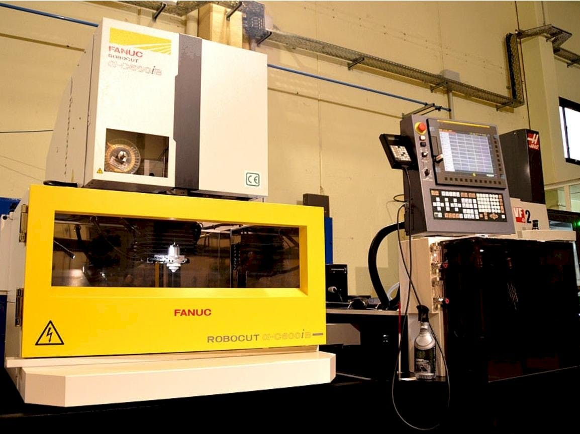 Vista Frontal  da FANUC Robocut Alpha-CiB  máquina