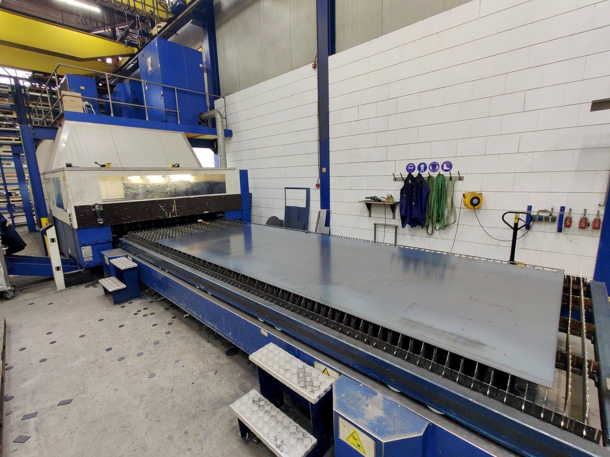 Vista Frontal  da Trumpf Trumatic L 6050 6kW CO2  máquina