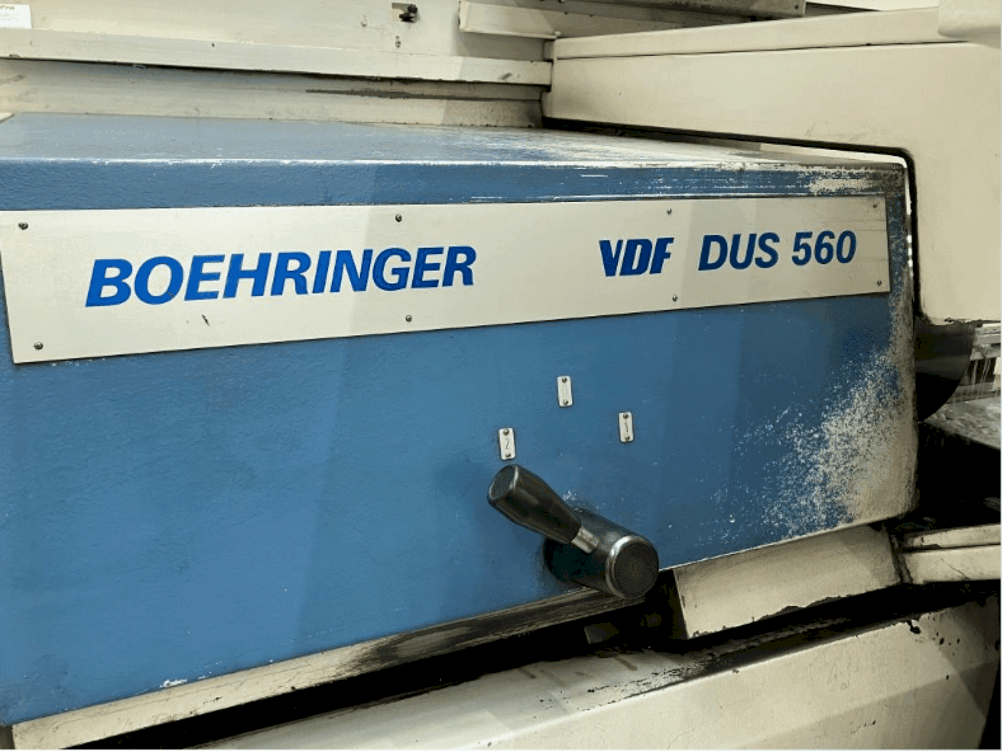 Vista Frontal  da BOEHRINGER VDF DUS 560  máquina