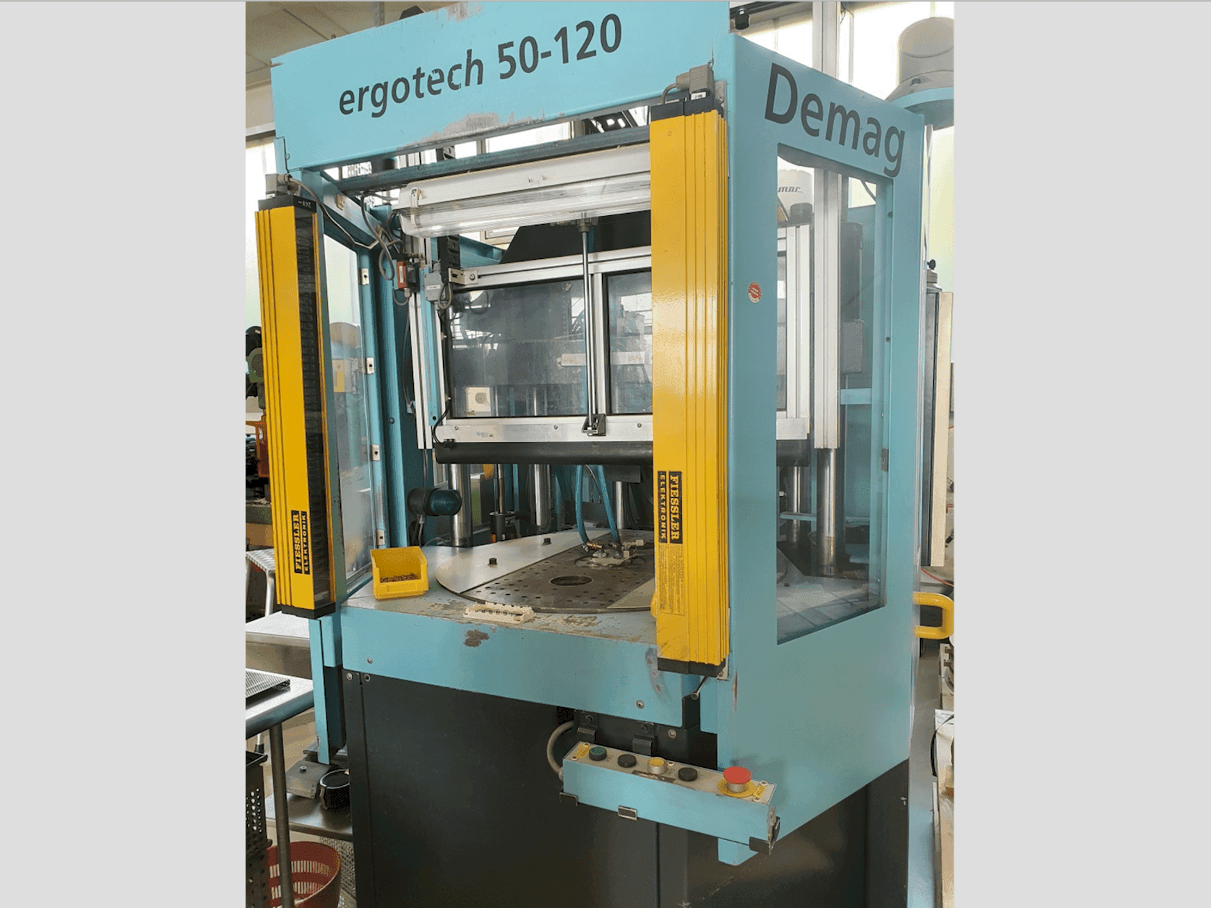 Vista Frontal  da DEMAG Ergotech 50-120  máquina