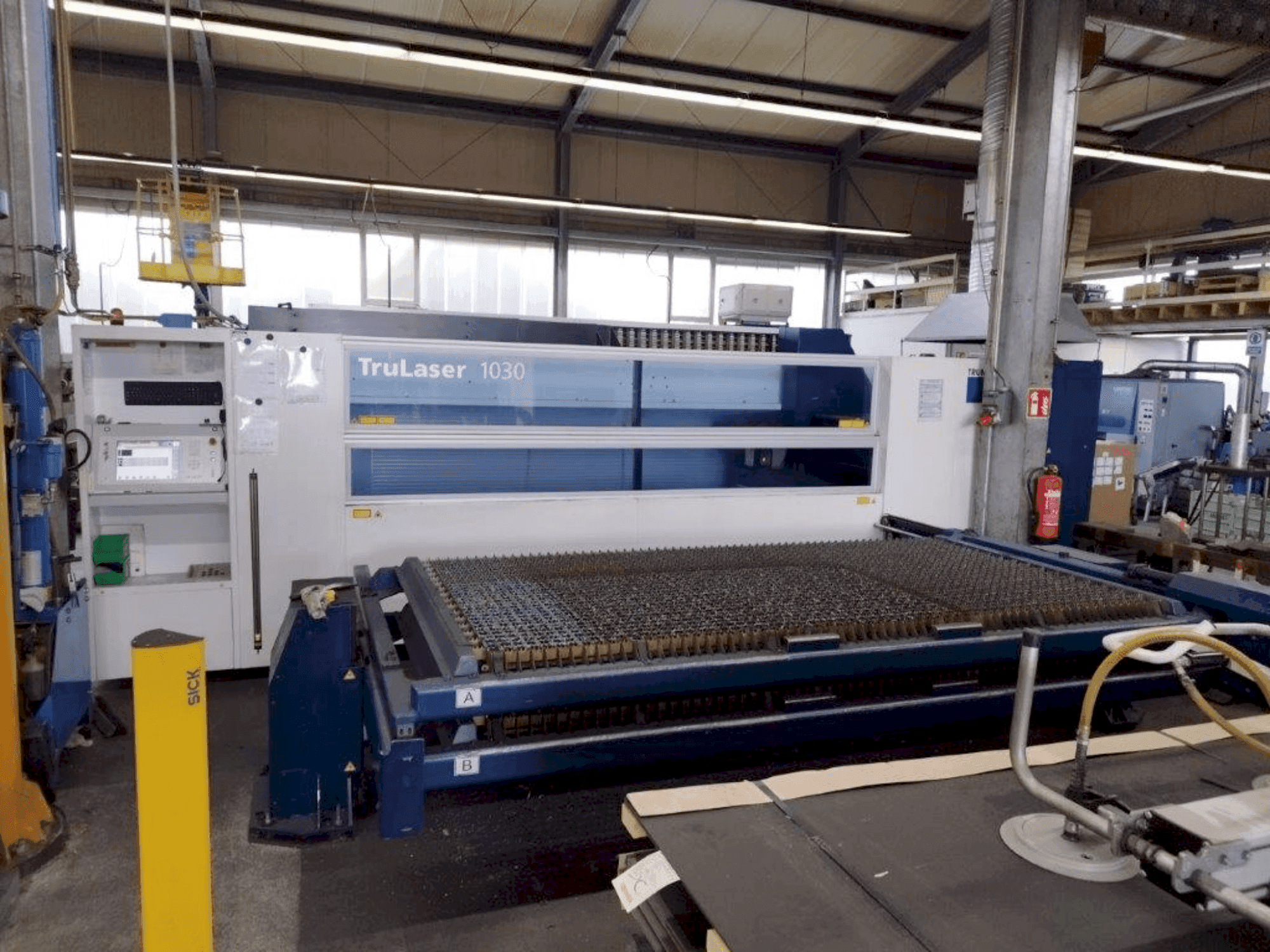 Vista Frontal  da TRUMPF TruLaser 1030  máquina