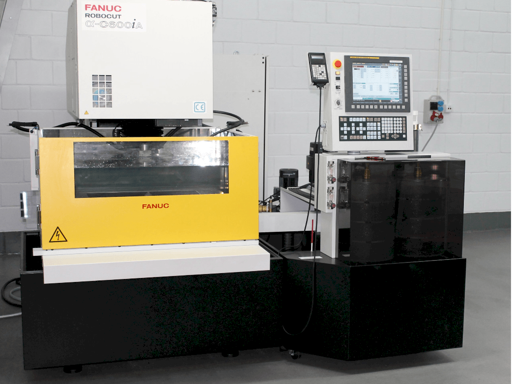 Vista Frontal  da FANUC RoboCut Alfa C600iA  máquina