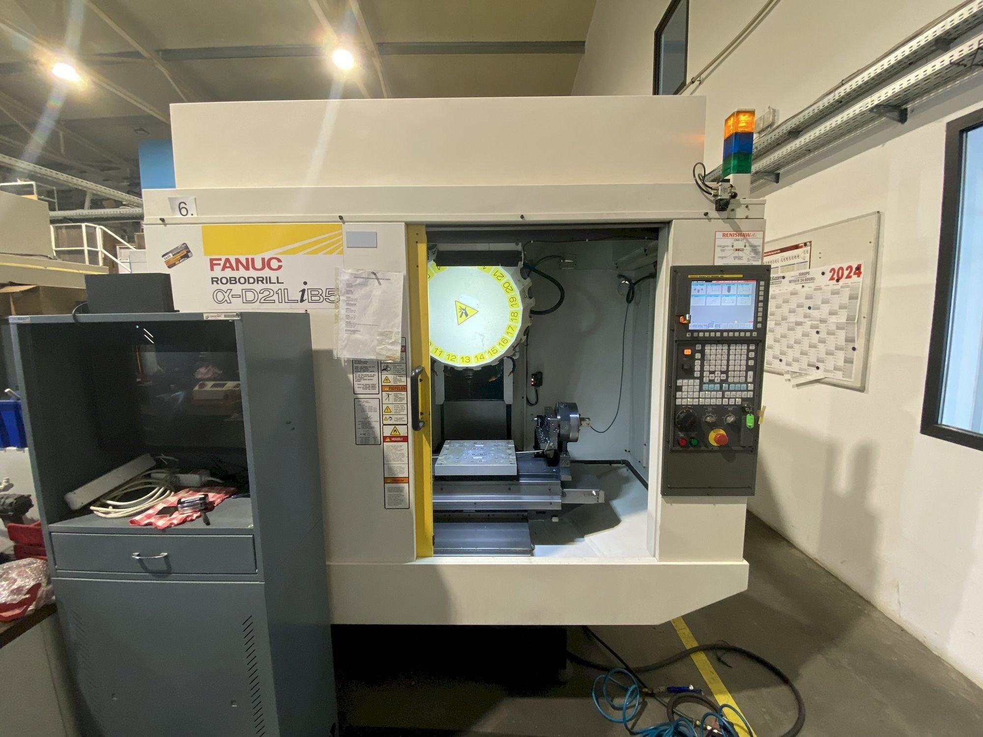 Vista Frontal  da FANUC Robodrill Alpha D21LiA5  máquina