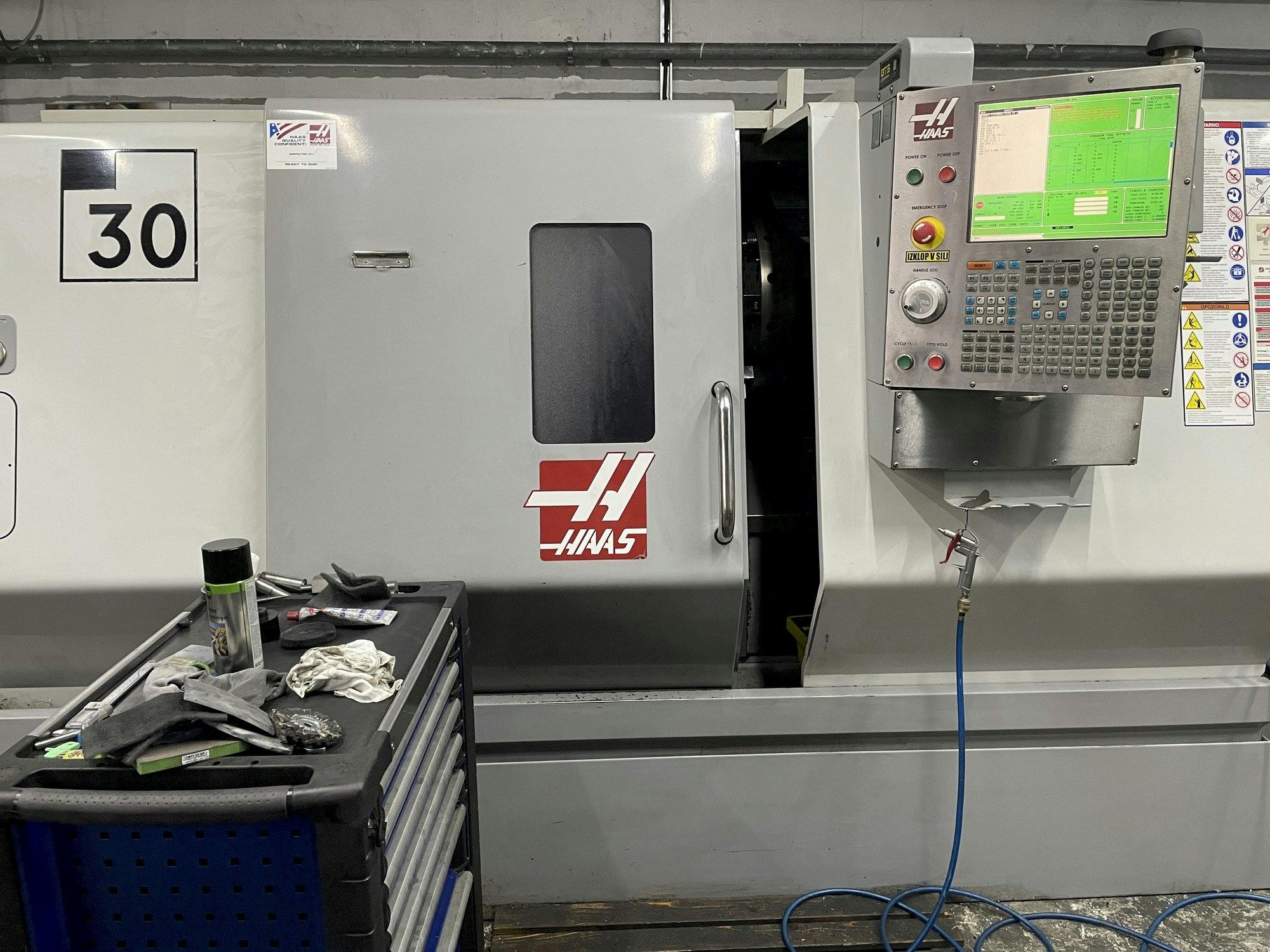 Vista Frontal  da HAAS SL-30  máquina