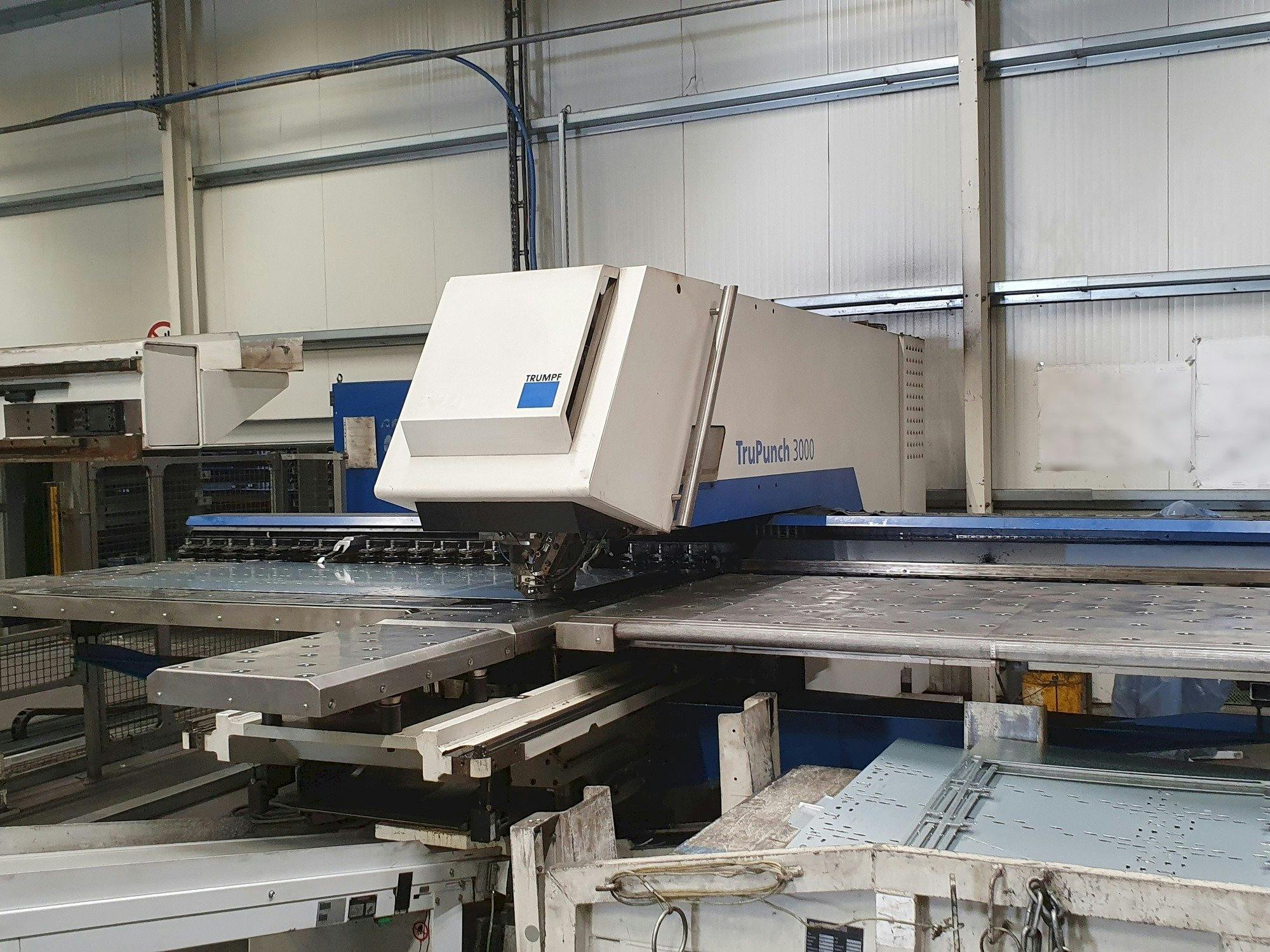 Vista Frontal  da Trumpf TruPunch 3000  máquina