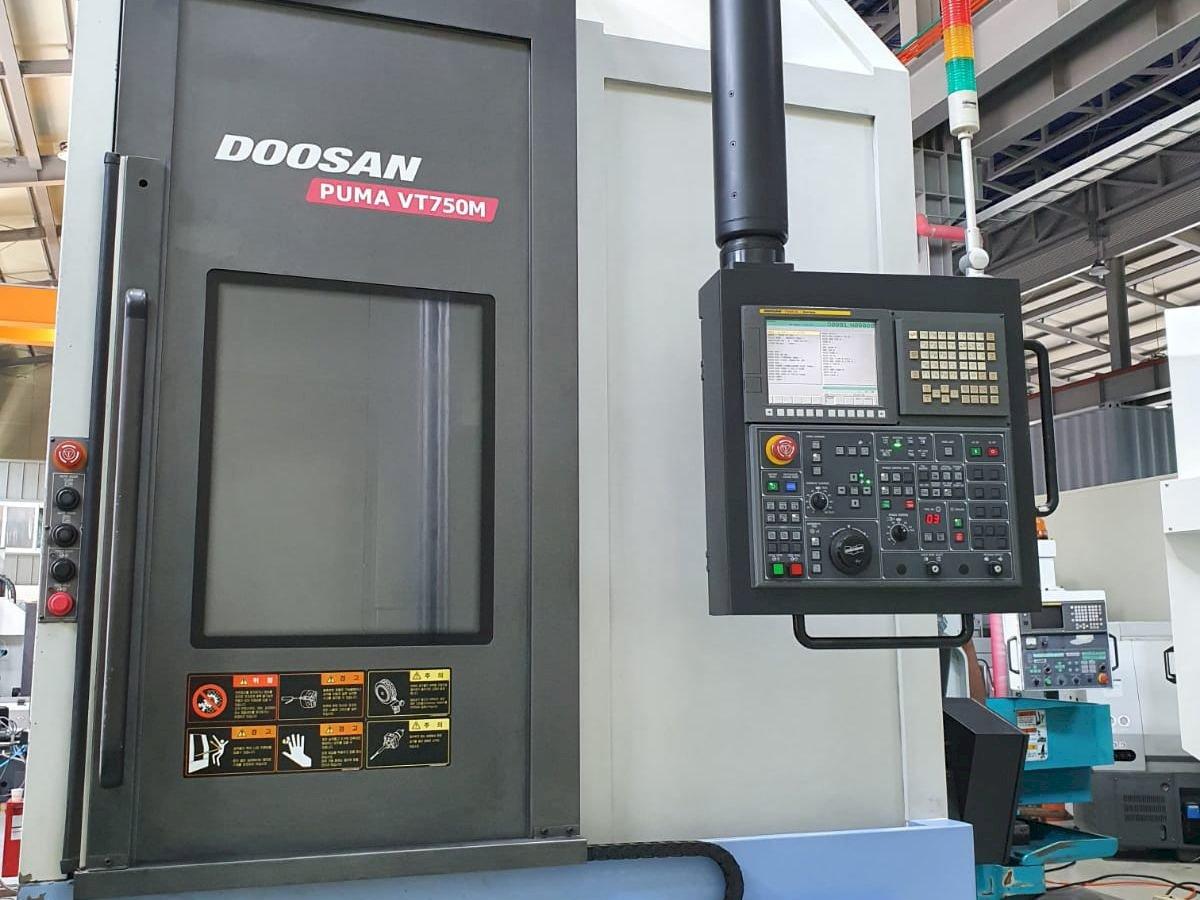 Vista Frontal  da Doosan Puma VT750M  máquina