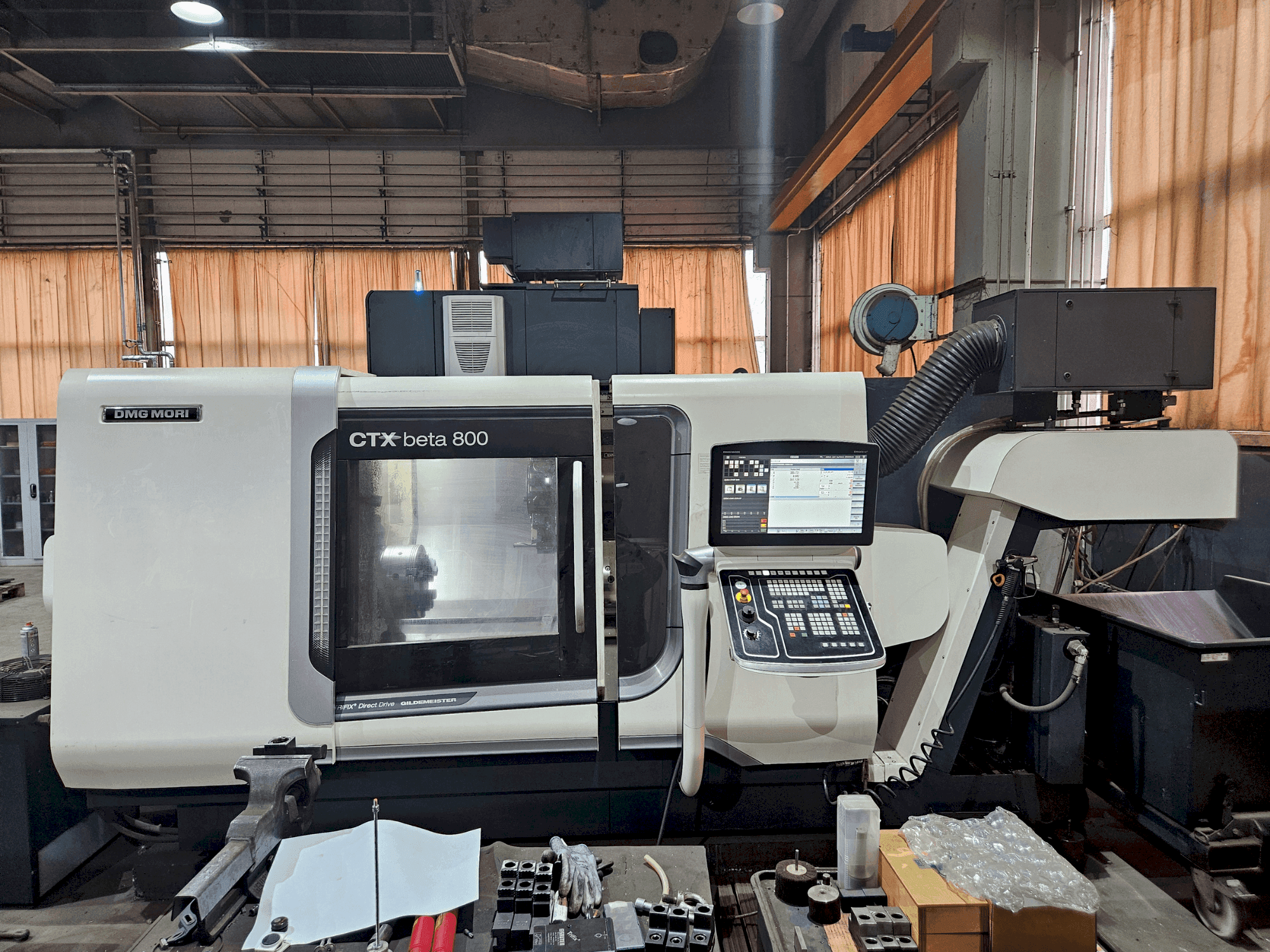 Vista Frontal  da DMG MORI CTX beta 800  máquina