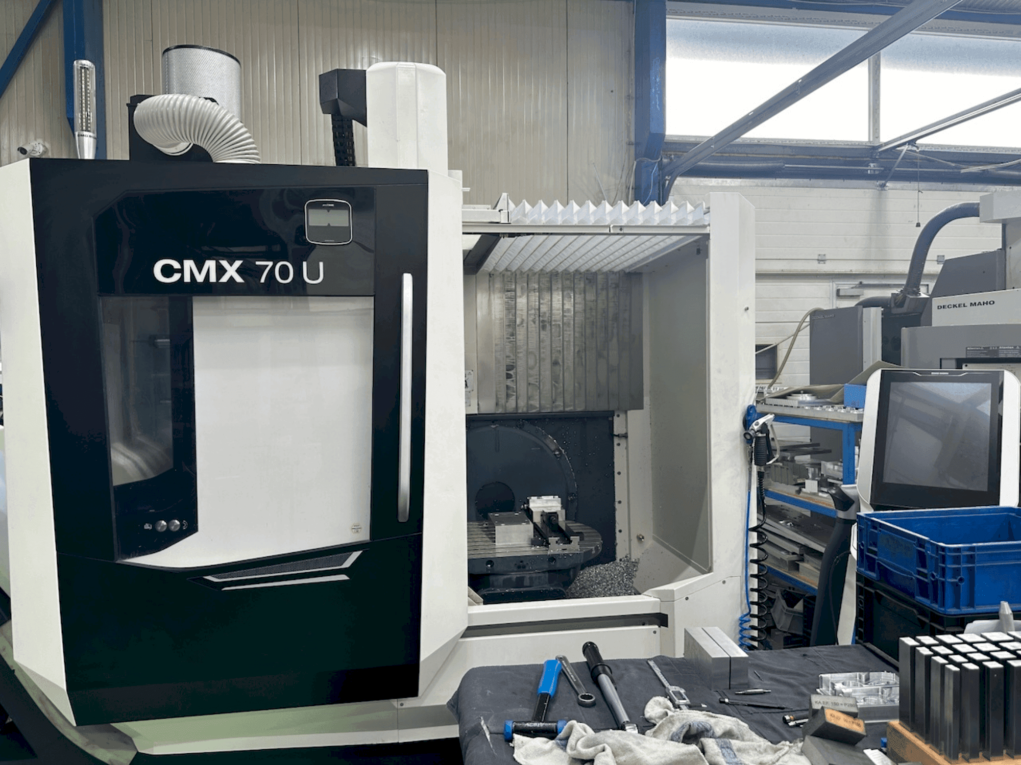 Vista Frontal  da DMG MORI CMX 70 U  máquina