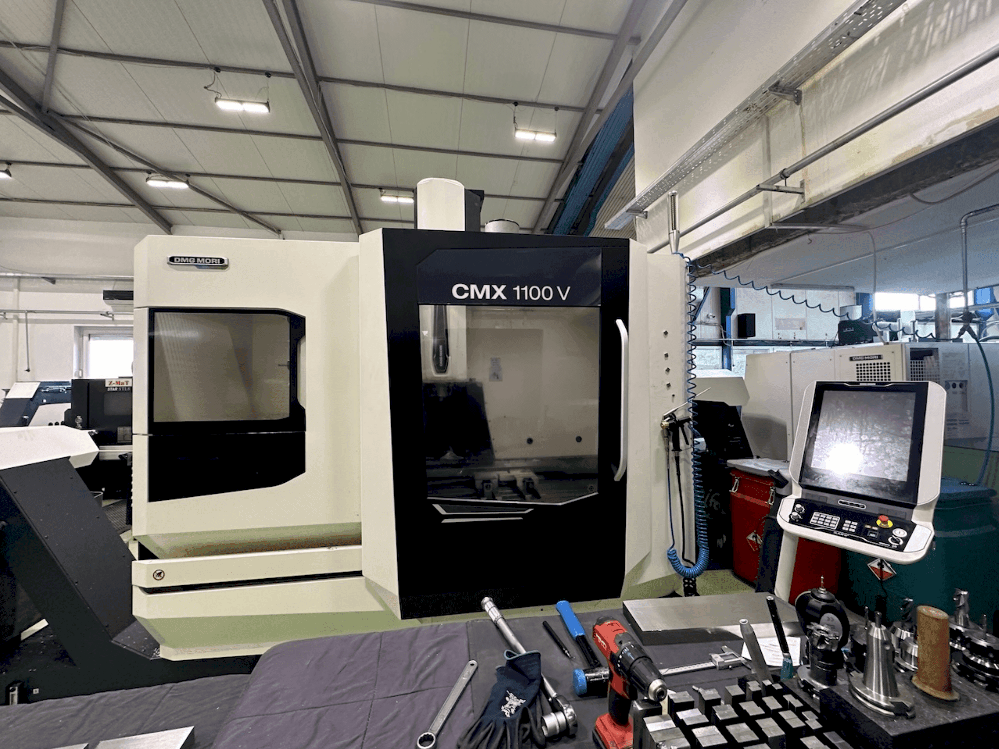 Vista Frontal  da DMG MORI CMX 1100 V  máquina