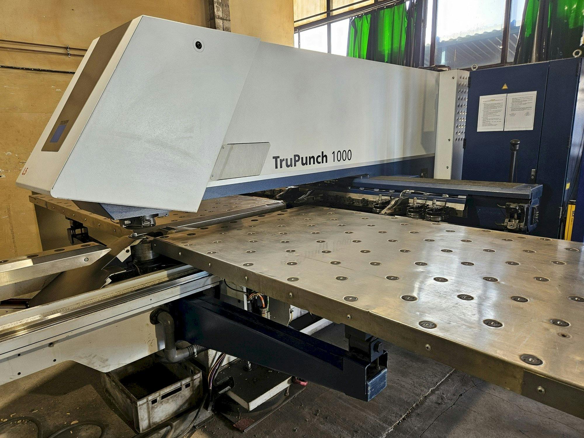 Vista Frontal  da Trumpf TruPunch 1000  máquina
