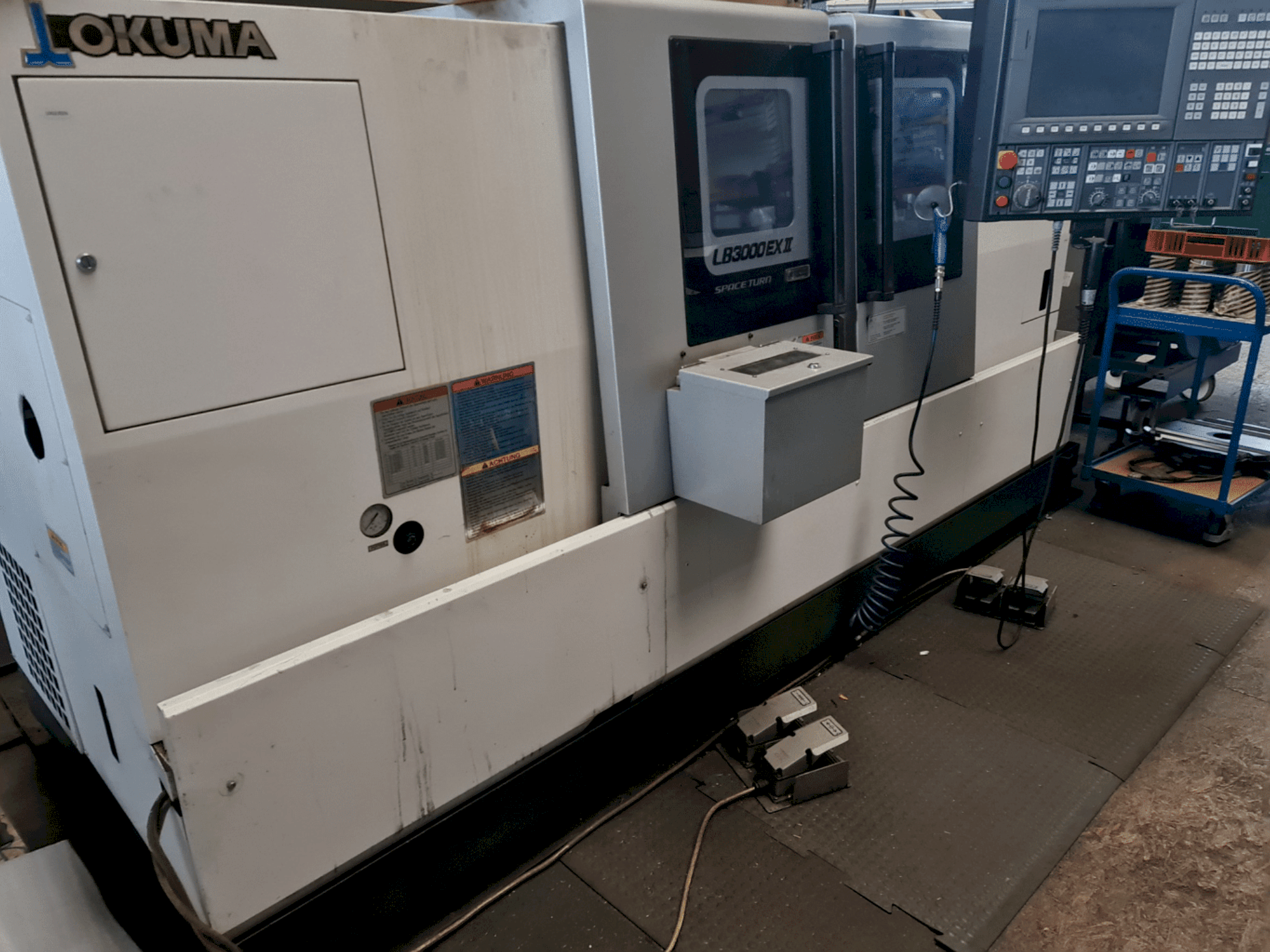 Vista Frontal  da Okuma LB3000 EX II  máquina
