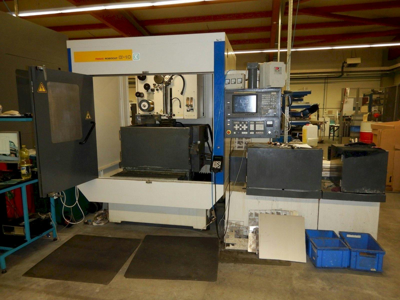 Vista Frontal  da FANUC ROBOCUT ALPHA 1C  máquina