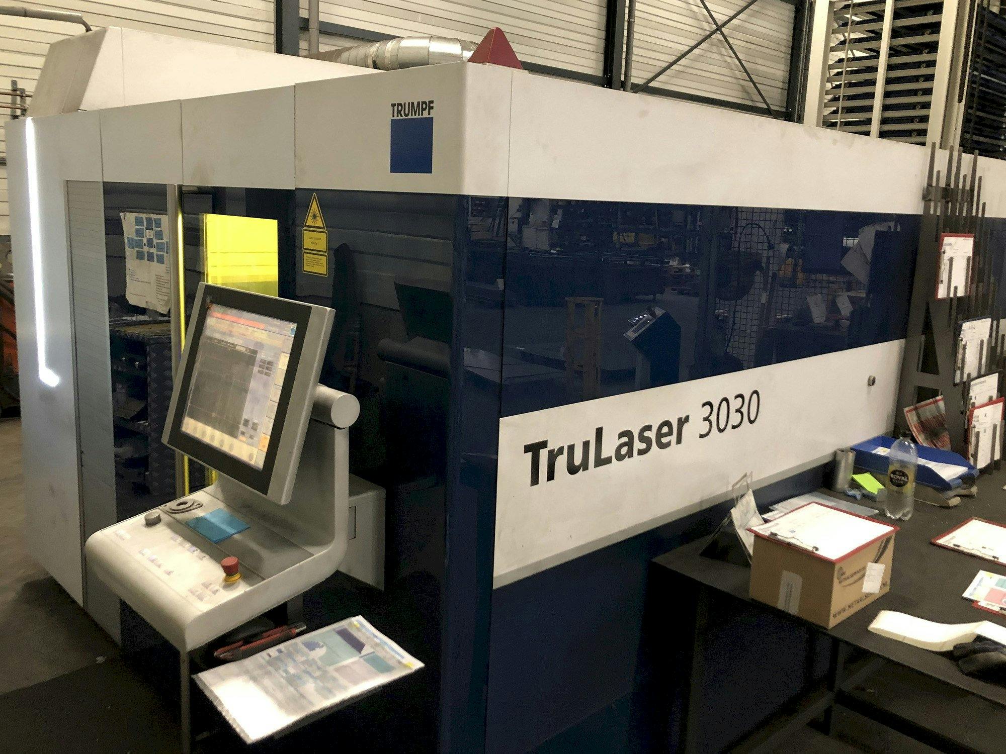 Vista Frontal  da Trumpf TruLaser 3030 fiber  máquina