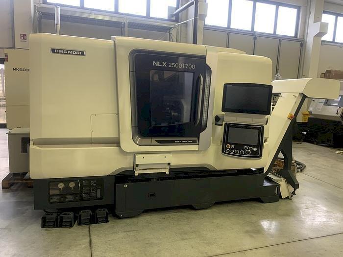 Vista Frontal  da DMG MORI NLX 2500SY  máquina