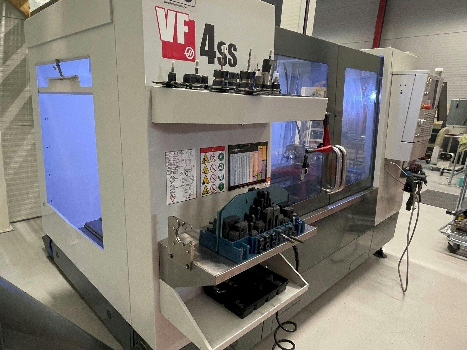 Vista Frontal  da HAAS VF 4SS  máquina