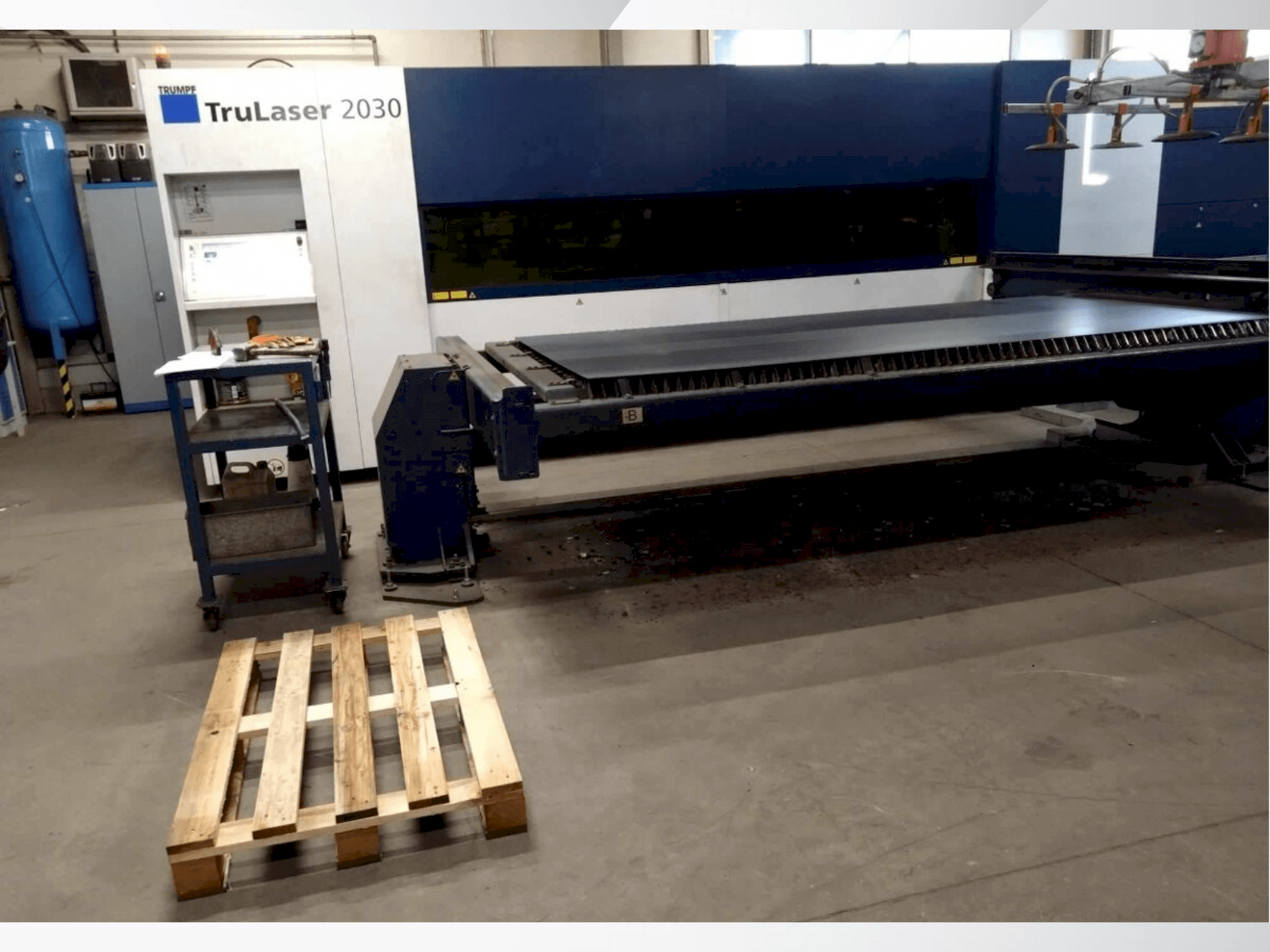 Vista Frontal  da TRUMPF TruLaser 2030 Fiber  máquina