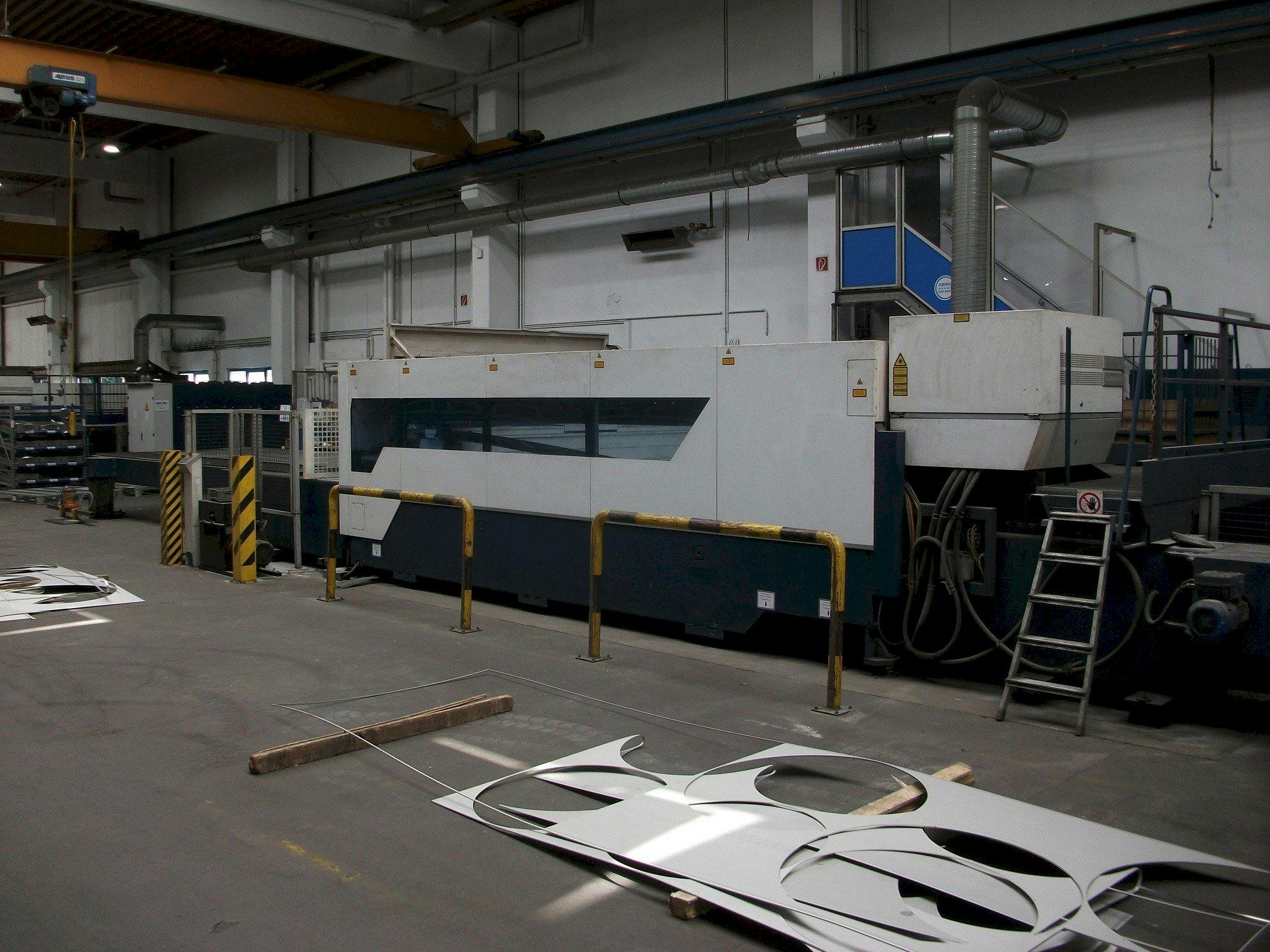 Vista Frontal  da Trumpf TruLaser 8000 TruFlow 6000  máquina