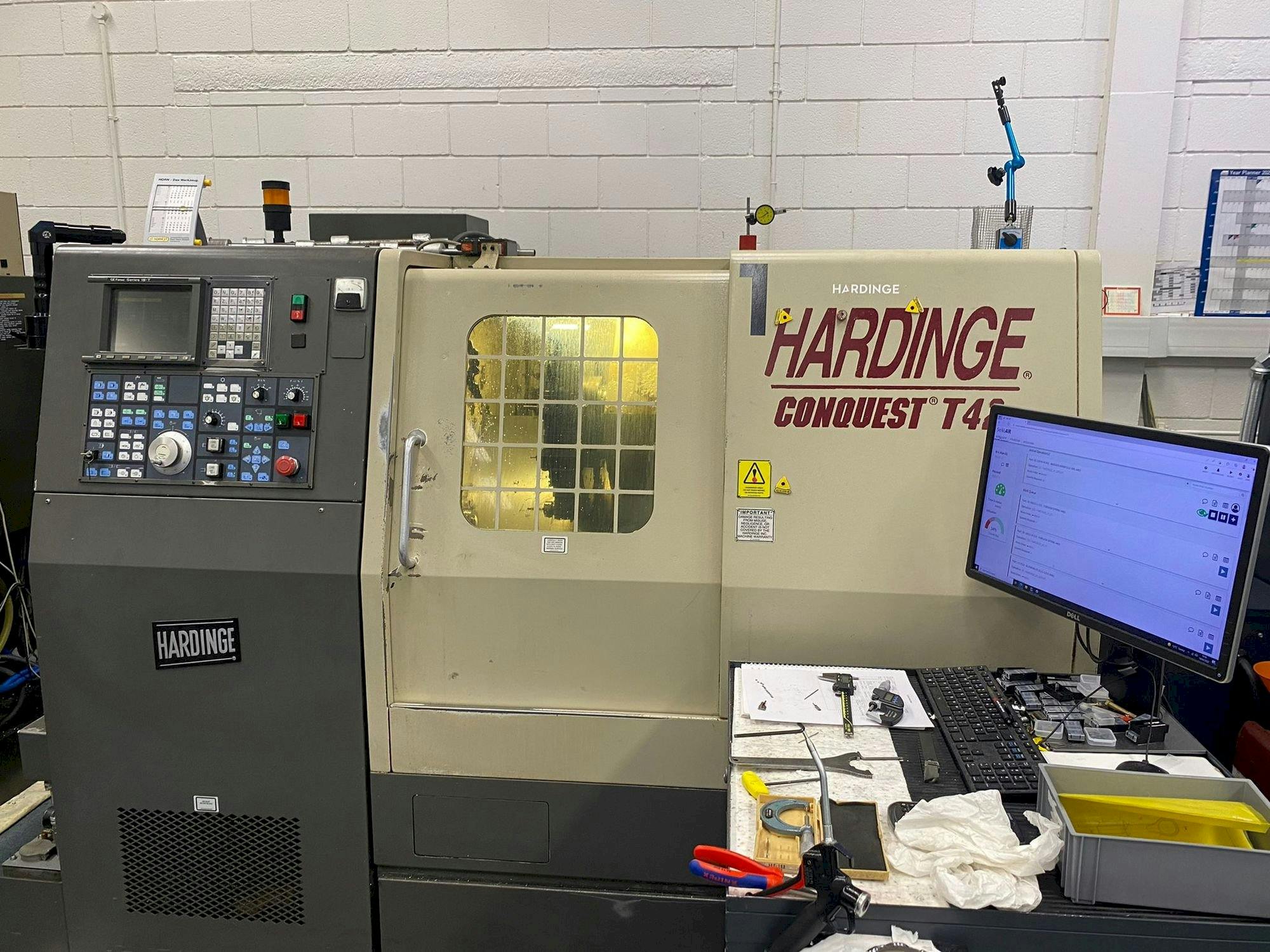 Vista Frontal  da HARDINGE Conquest T42  máquina