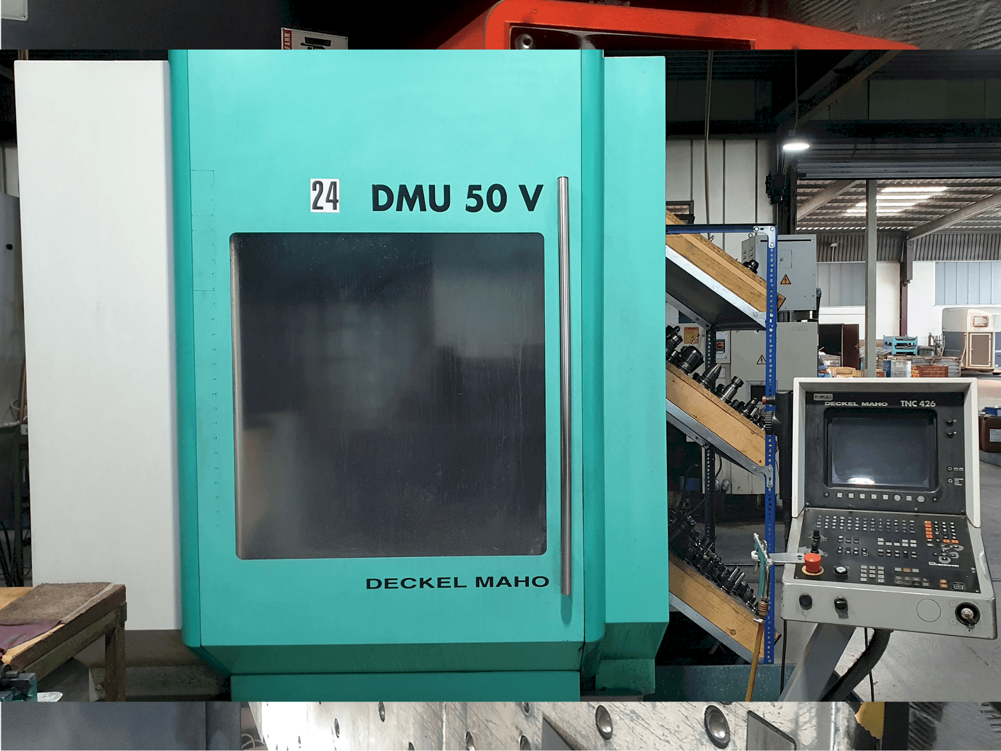 Vista Frontal  da DECKEL MAHO DMU 50 V  máquina