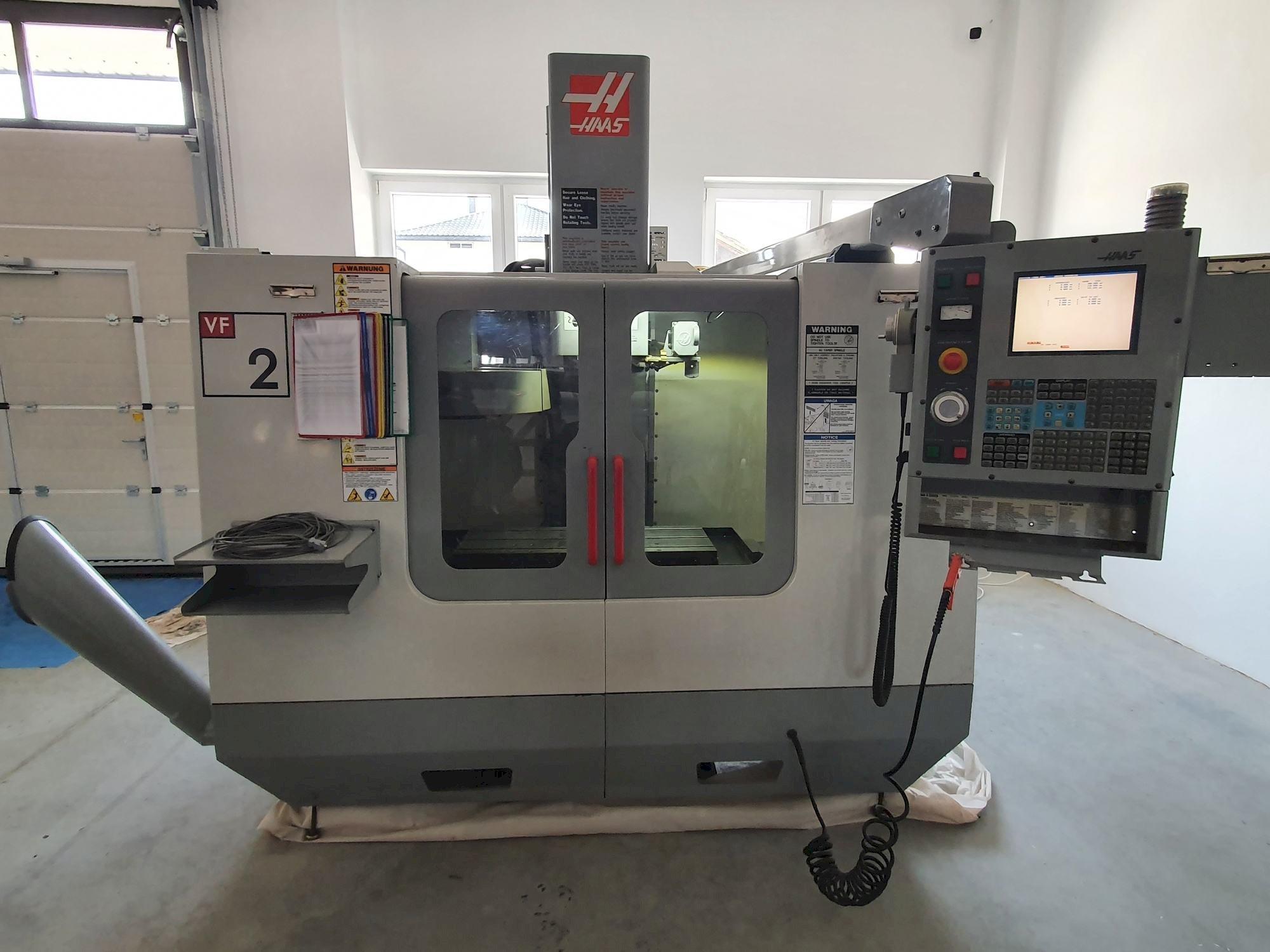 Vista Frontal  da HAAS VF-2BHE  máquina