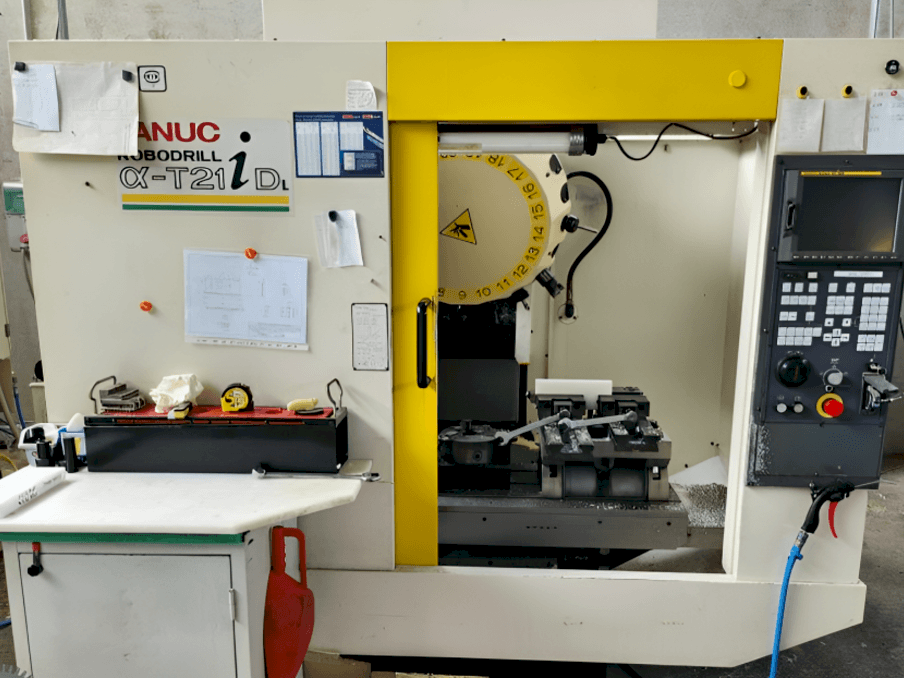 Vista Frontal  da FANUC Robodrill Alpha T21iD  máquina