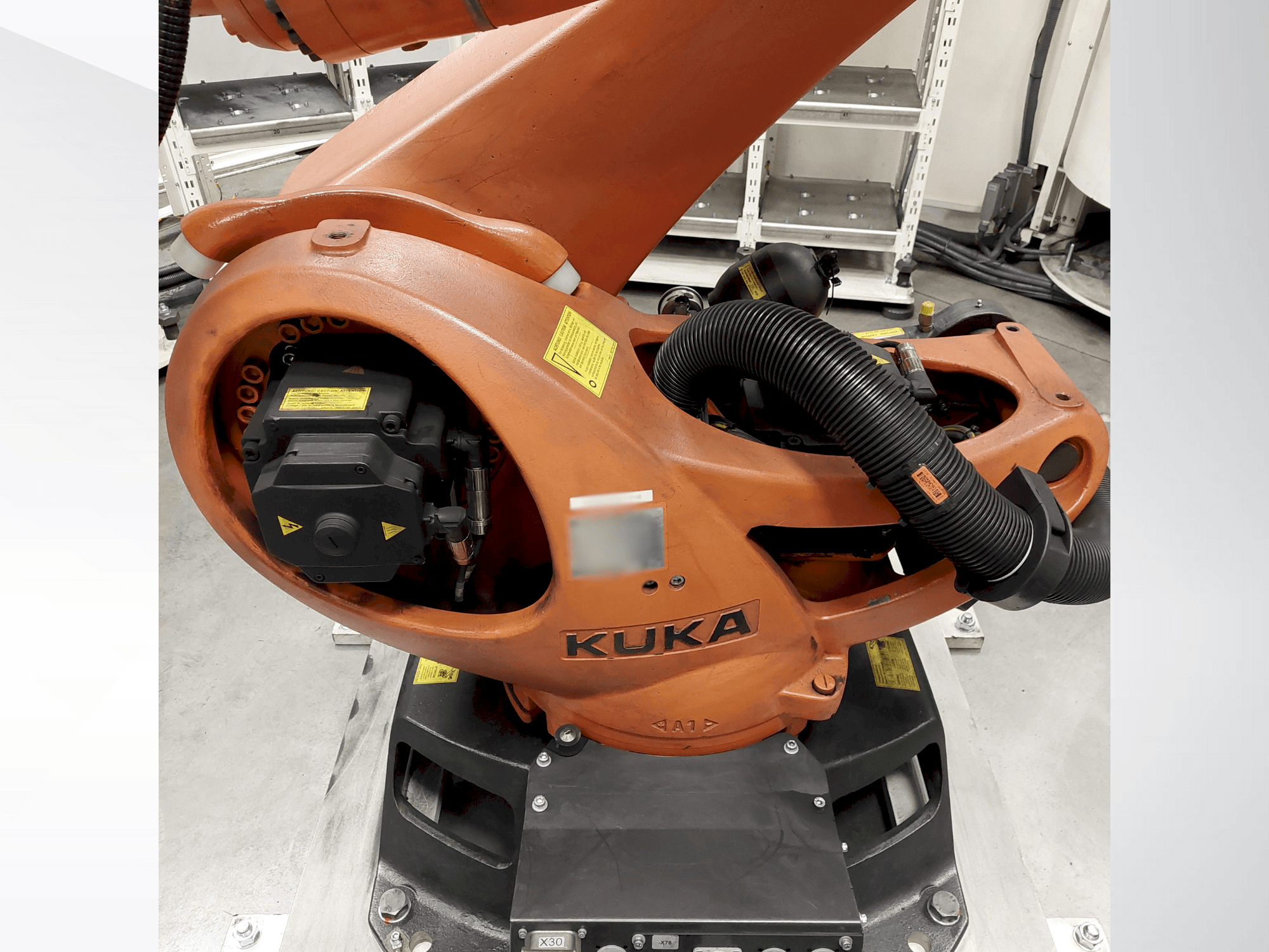 Vista Frontal  da KUKA KR 90 R2700 pro  máquina