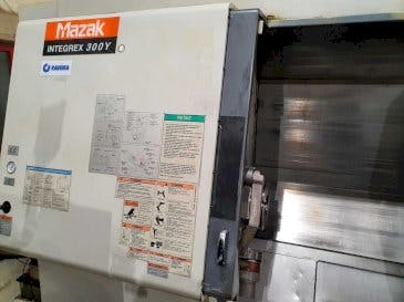 Vista Frontal  da Mazak Integrex 300Y  máquina