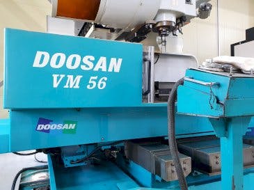 Vista Frontal  da Doosan VM56  máquina