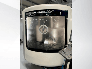 Vista Frontal  da DMG MORI DMU 80 Monoblock  máquina