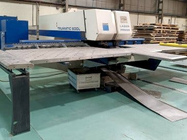 Vista Esquerda  da Trumpf Trumatic 600L  máquina