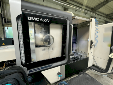 Vista Frontal  da DMG MORI DMC 650 V  máquina