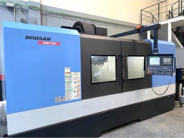 Vista Frontal  da Doosan DNM705L  máquina