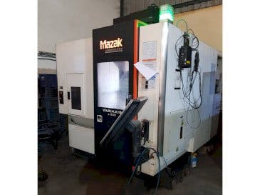 Vista Frontal  da Mazak Variaxis J-500  máquina