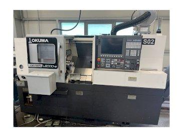 Vista Frontal  da Okuma GENOS L200  máquina