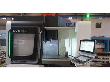 Vista Frontal  da DMG MORI NVX 5100/40  máquina