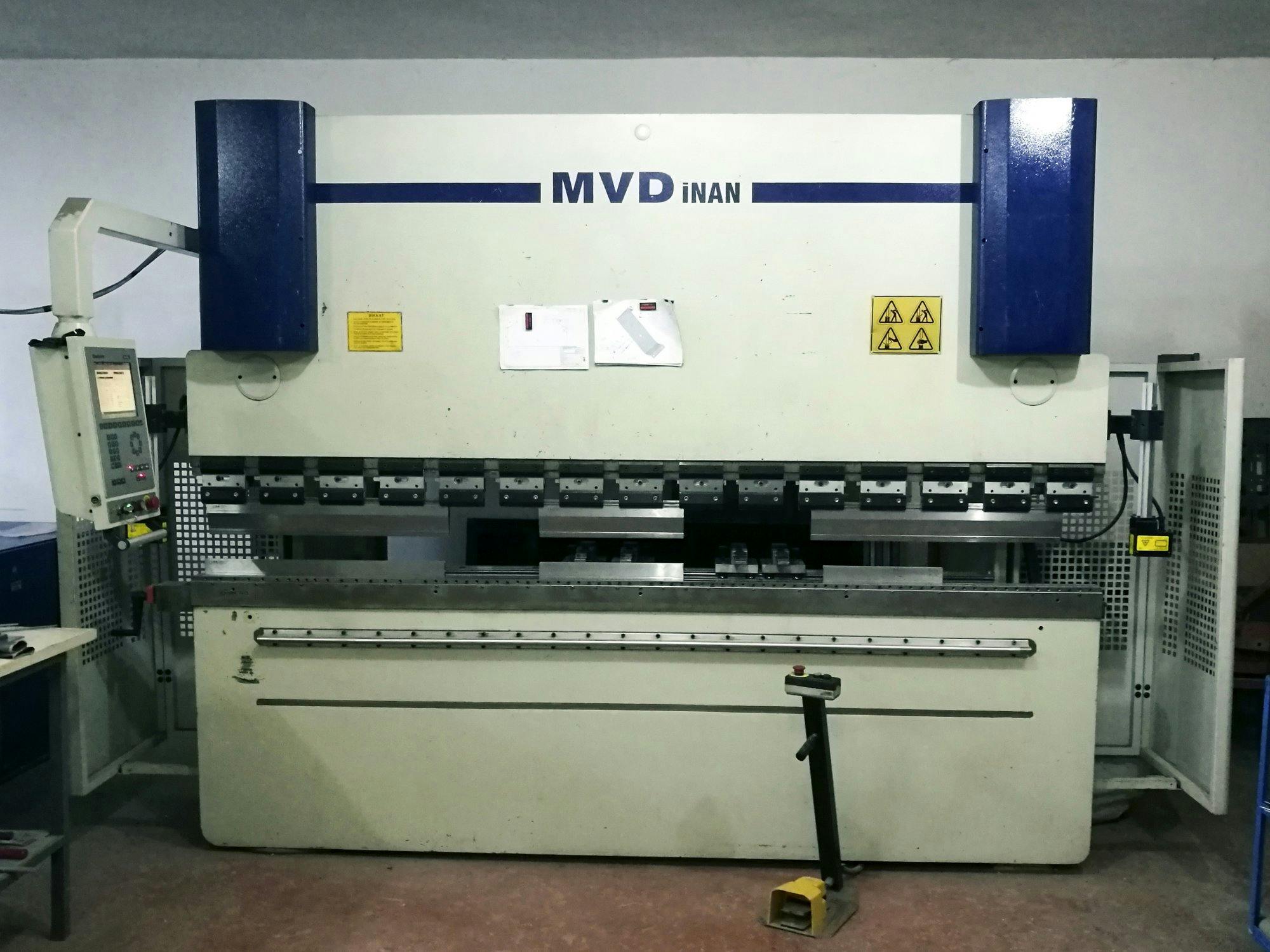 Vista Frontal  da MVD Inan CNC 30/120  máquina