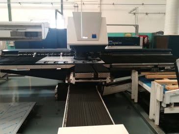 Vista Frontal  da Trumpf TruMatic 3000 fiber (K04)  máquina