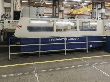 Vista Esquerda  da Trumpf Trumatic L3030  máquina