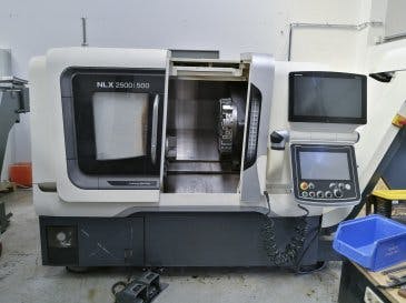 Vista Frontal  da DMG MORI NLX 2500/500  máquina