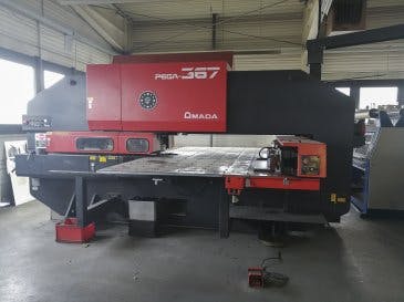 Vista Frontal  da AMADA PEGA 367  máquina